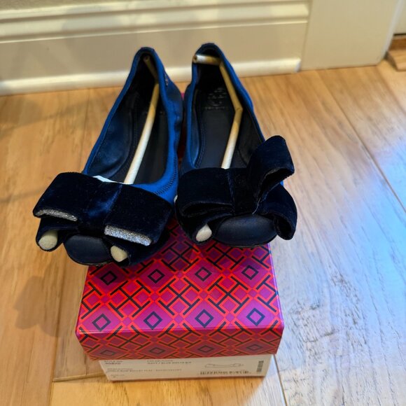 Tory Burch Viola Bow Ballet Flats – Navy Blue (Satin/Velvet), Size 6 - Picture 3 of 7